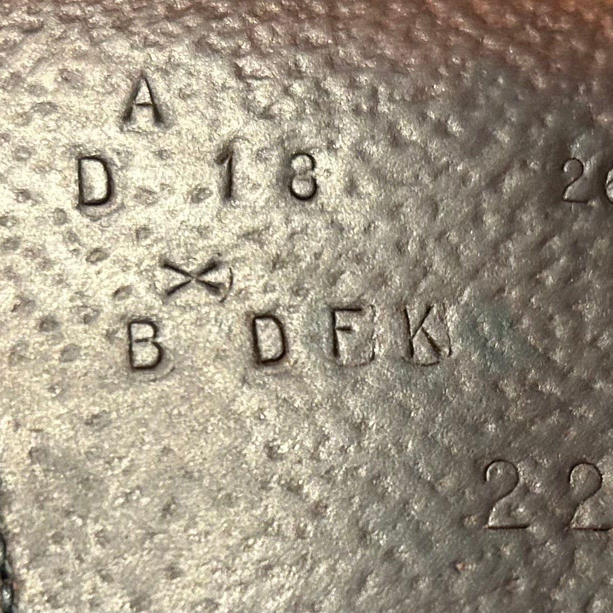 18" Butet Dressage Mono, Medium Wide (4.75") Flap