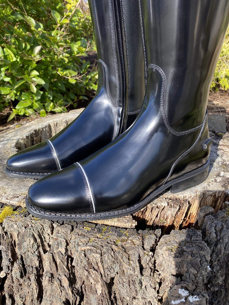 brushed toe with silver piping