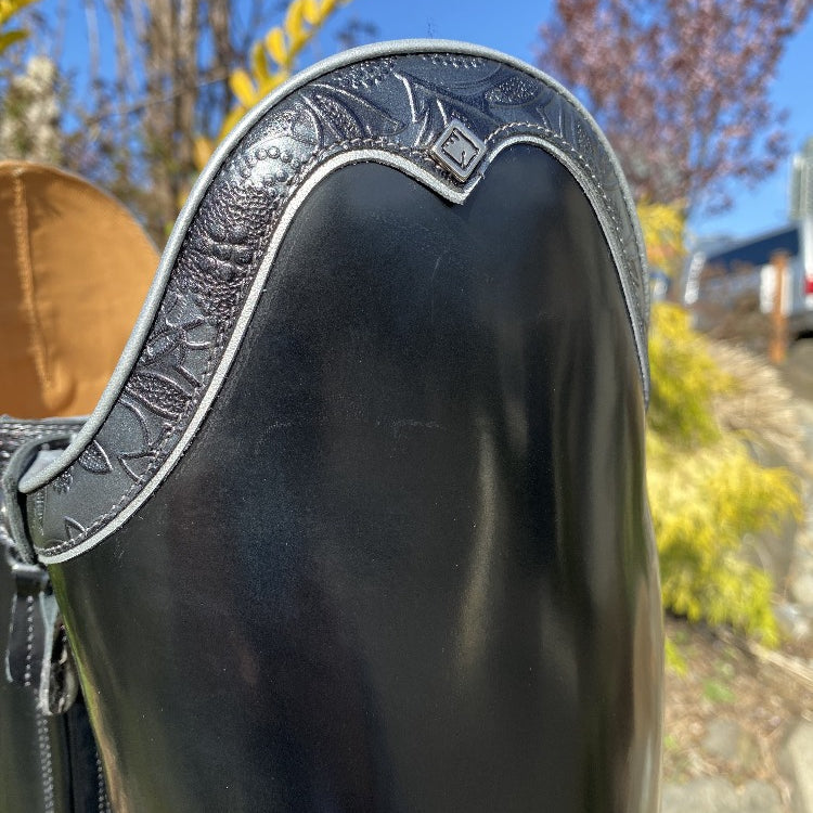 greta leather top in the rondine shape, bordered with silver piping