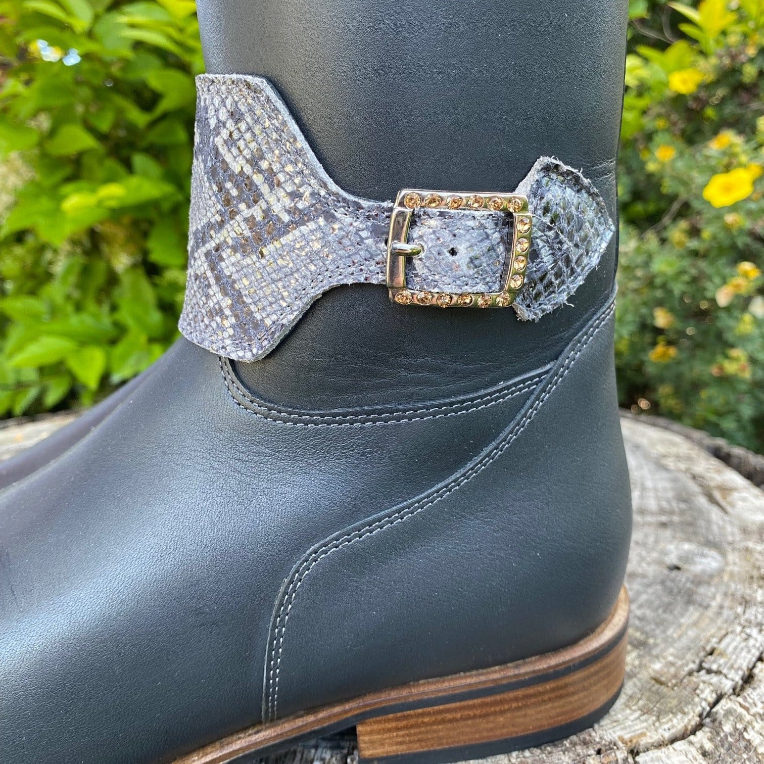 Big strap at ankle in roccia leather