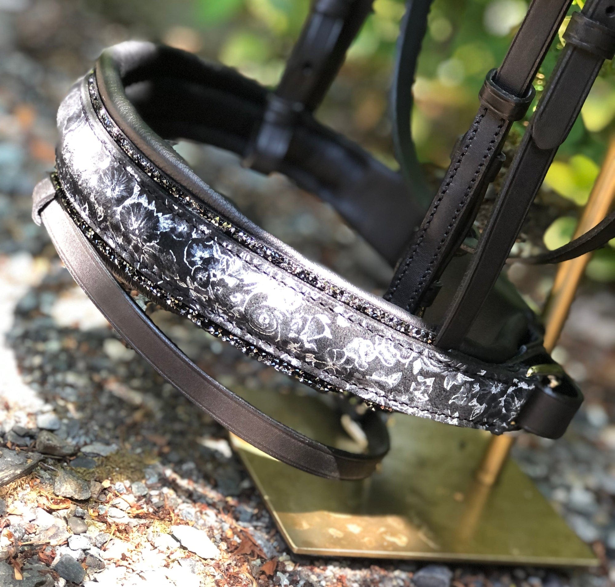 Otto Schumacher Elegant Snaffle Bridle With Patent Bouquet