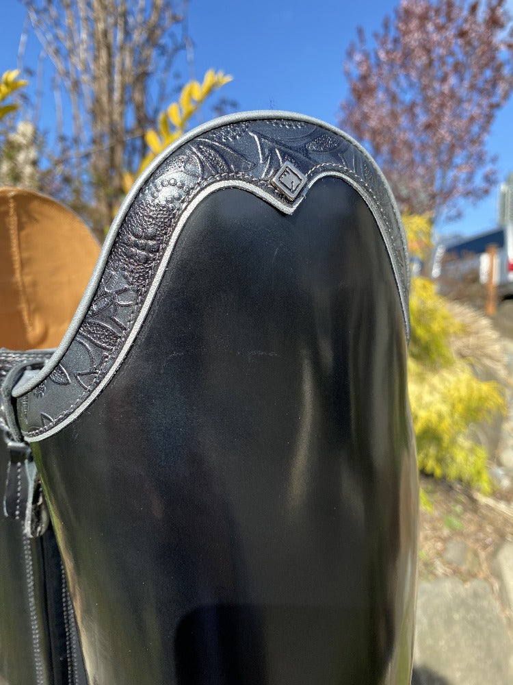 greta leather top in the rondine shape, bordered with silver piping 