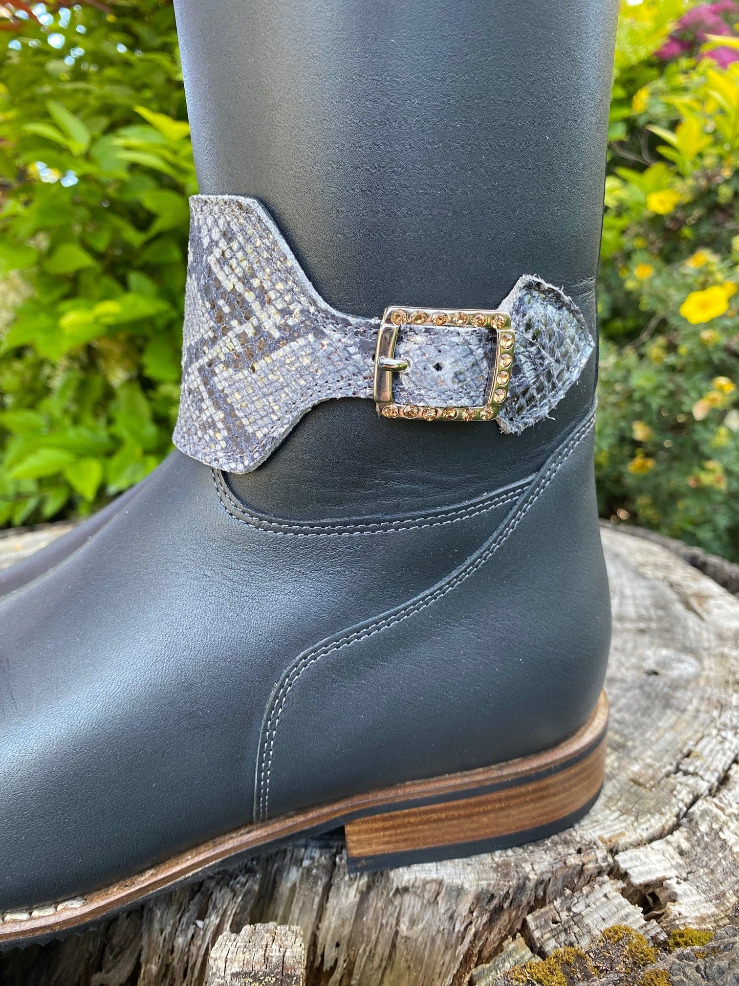 Big strap at ankle in roccia leather